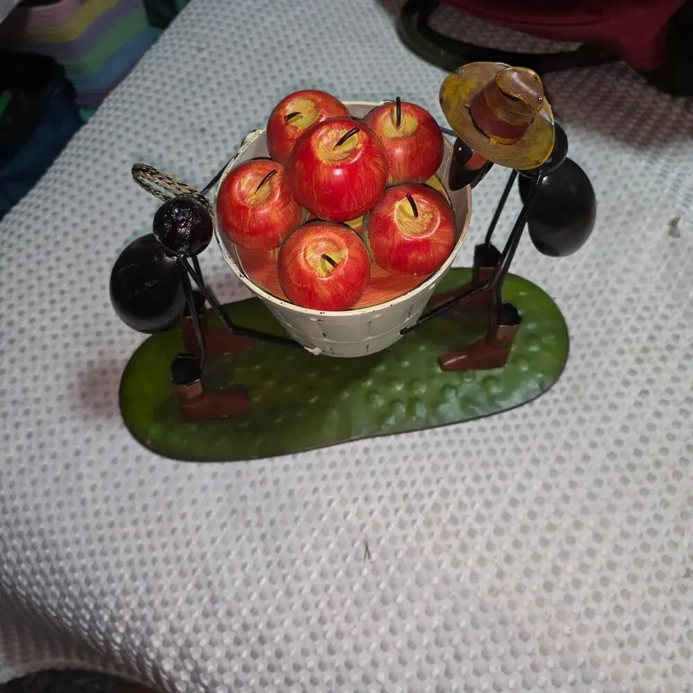 RED SHED COUNTRY DECOR APPLES & ANTS DECOR